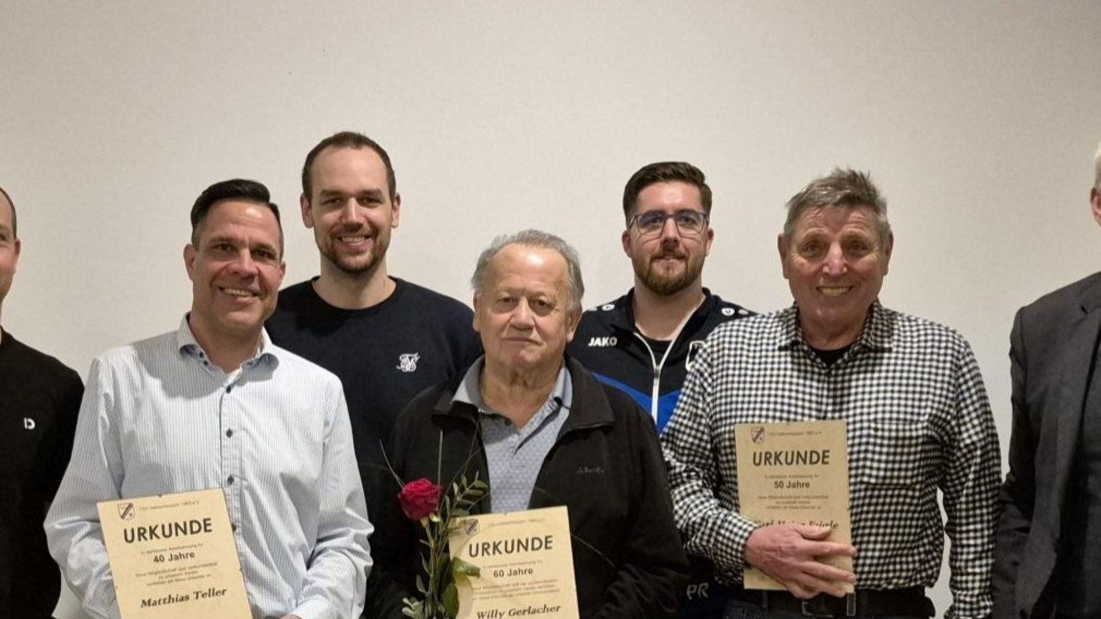 Im Bild von links: Pascal Hirsch (Zweiter Vorstand wirtschaftlicher Bereich), Matthias Teller, Jonathan Makrai, Willy Gerlacher (Ehrenvorstand), Patrick Rottner ( Zweiter Vorstand Sport), Egon Oehler und Bürgermeister Holger Albrich.  Foto: p