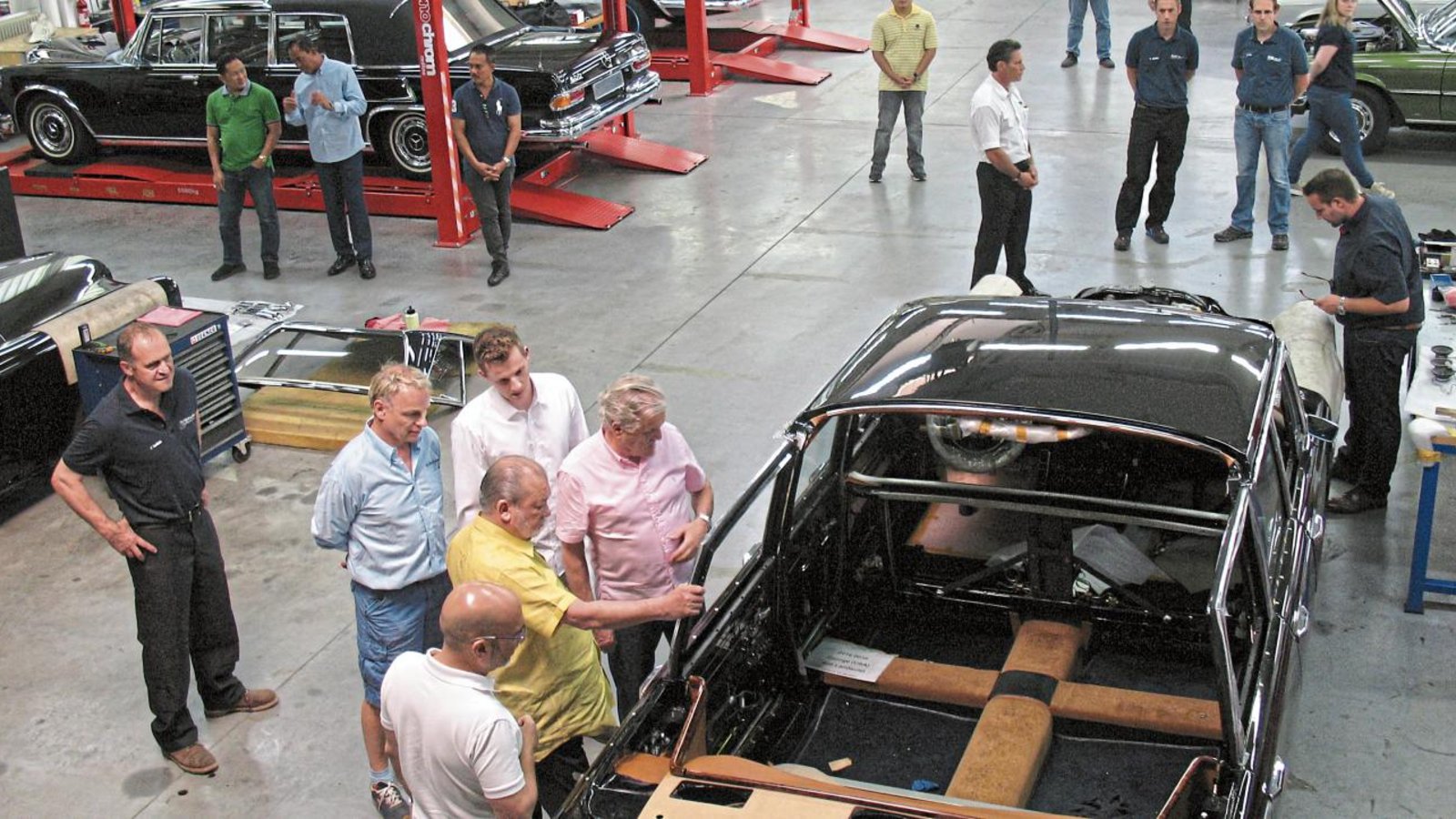 Eigens für die Restaurierung der großen Mercedes-Modelle wie den Typ 600 hat Kienle Automobiltechnik das über 2000 Quadratmeter große Werk II eingerichtet. Der Sultan von Johor (im gelben Hemd) lässt sich von Firmenchef Klaus Kienle (im rosa Hemd) auch die Feinheiten eines der ganz seltenen Mercedes 600 Landaulet erläutern. Fotos: her Eigens für die Restaurierung der großen Mercedes-Modelle wie den Typ 600 hat Kienle Automobiltechnik das über 2000 Quadratmeter große Werk II eingerichtet. Der Sultan von Johor (im gelben Hemd) lässt sich von Firmenchef Klaus Kienle (im rosa Hemd) auch die Feinheiten eines der ganz seltenen Mercedes 600 Landaulet erläutern. Fotos: her