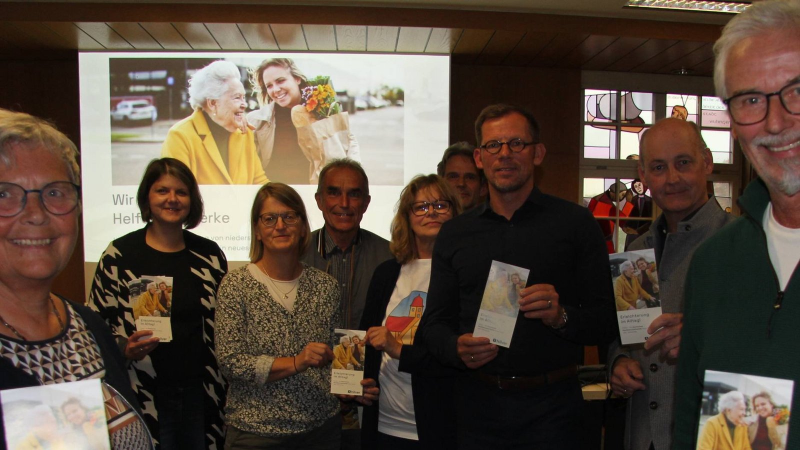 App-Entwickler Thomas Walter (rechts) und Monika Bäuerle (links) vom Vaihinger Krankenpflegeförderverein freuen sich mit Vertretern der vier Kommunen, der Sozialstation und der beiden Krankenpflegevereine über das neue Angebot. Foto: Banholzer App-Entwickler Thomas Walter (rechts) und Monika Bäuerle (links) vom Vaihinger Krankenpflegeförderverein freuen sich mit Vertretern der vier Kommunen, der Sozialstation und der beiden Krankenpflegevereine über das neue Angebot. Foto: Banholzer