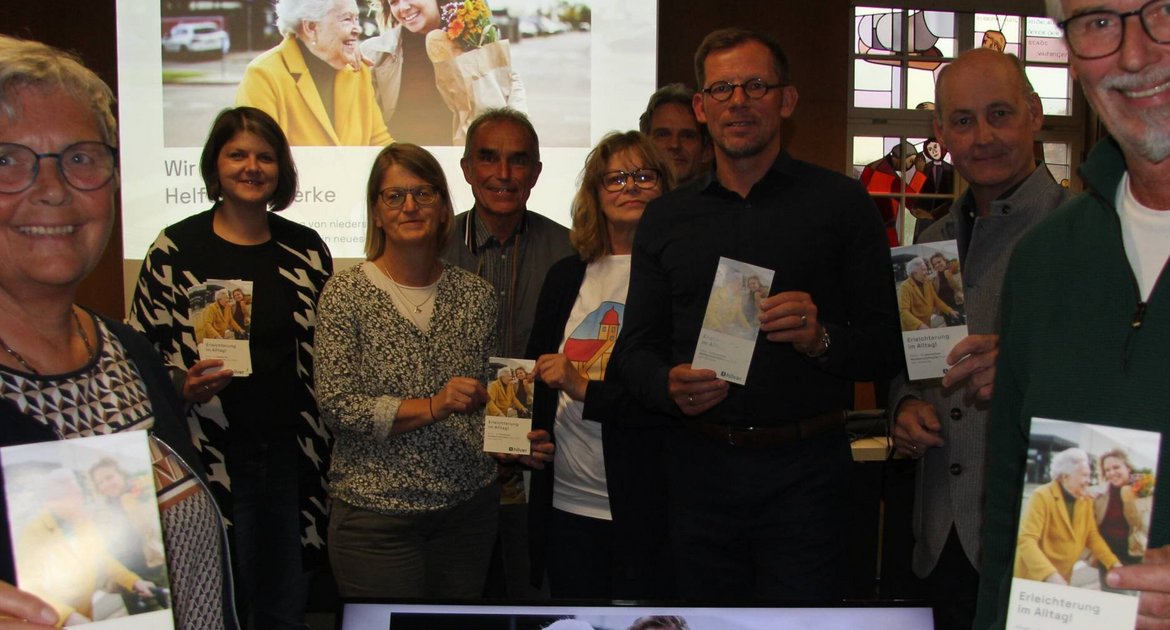 Vaihingen Rathaus Vorstellung Hilver-App Ehrenamt Hilfevermittlung alternde Gesellschaft Nachbarschaftsprojekt Ehrenamt Engagement (von links): Monika Bäuerle (Krankenpflegeförderverein Vaihingen), Dr. Barbara Ogbone (Stadt Vaihingen), Jutta Walter (Sozialstation), Walter Bannert (stellvertretender Bürgermeister Oberriexingen), Doris Öhler (Krankenpflegeverein Oberriexingen), Gerd Fink (Ortsvorsteher Ensingen), Oberbürgermeister Uwe Skrzypek-Muth, Frank Kontermann (Geschäftsführer Sozialstation), Thomas Walter (Hilver-App)