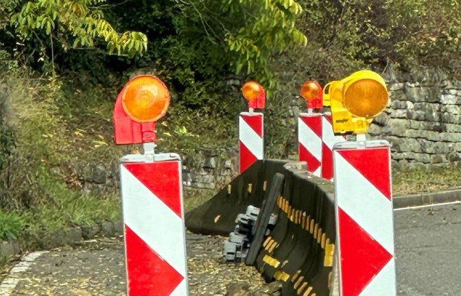 Gesteinsbrocken hinter der Absicherung. Foto: p
