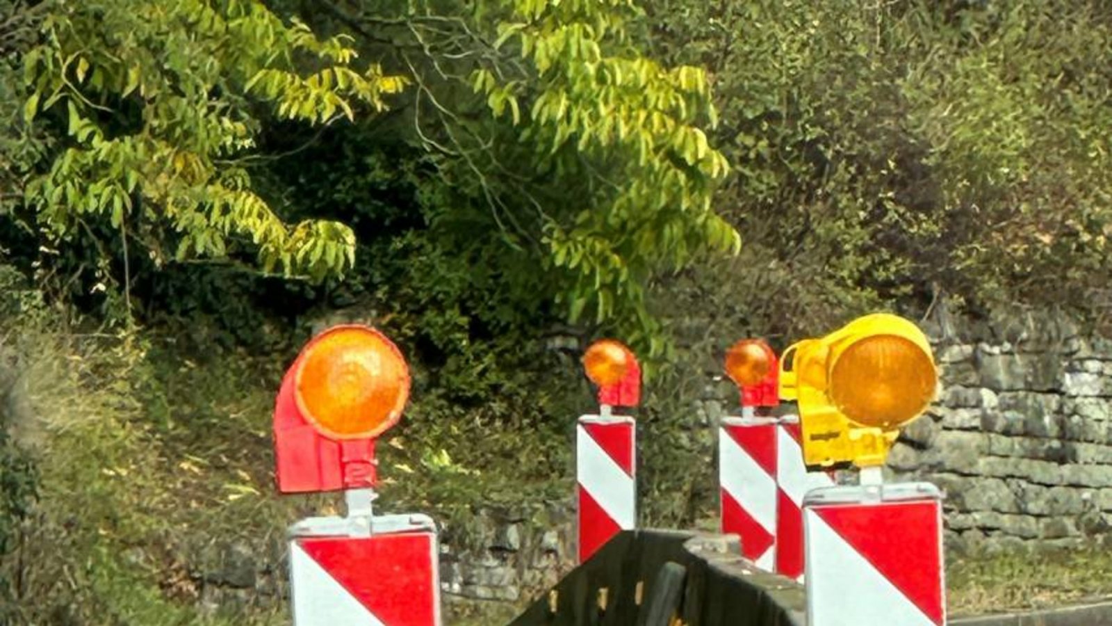 Gesteinsbrocken hinter der Absicherung. Foto: p