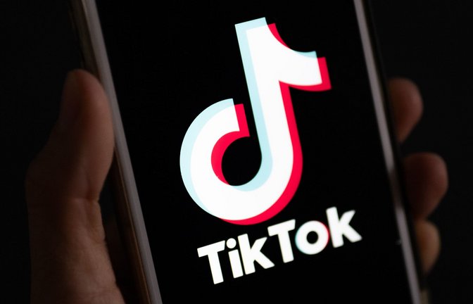 Tiktok erlaubt es Nutzern, ihre Videos mit Songs zu unterlegen und geht dafür Lizenzvereinbarungen mit der Musikbranche ein.<span class='image-autor'>Foto: Monika Skolimowska/dpa</span>