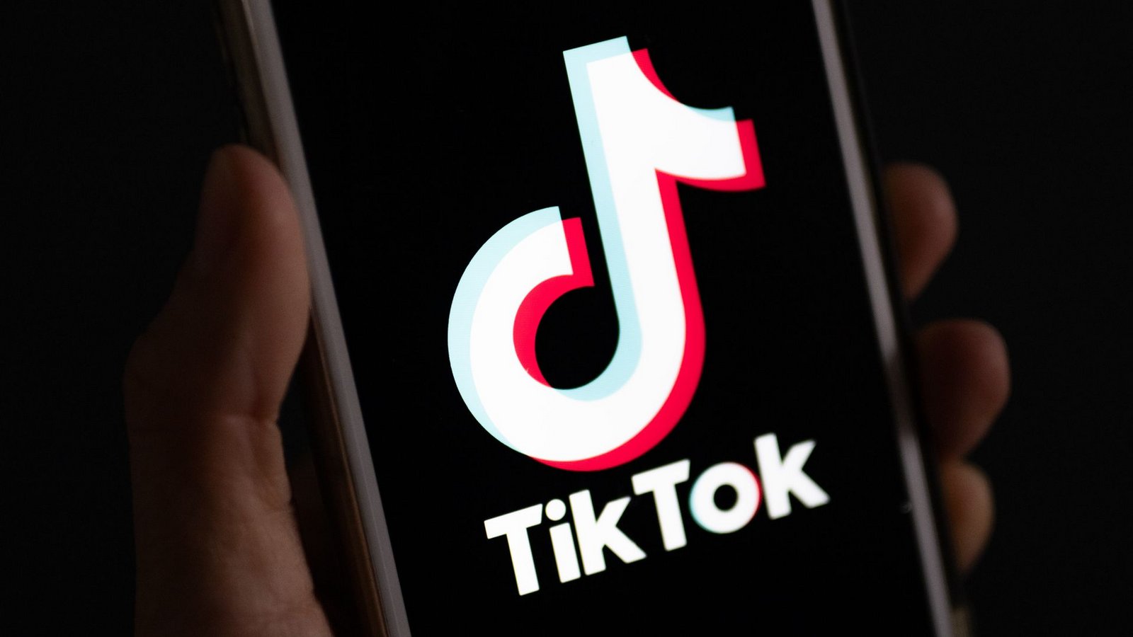 Tiktok erlaubt es Nutzern, ihre Videos mit Songs zu unterlegen und geht dafür Lizenzvereinbarungen mit der Musikbranche ein.<span class='image-autor'>Foto: Monika Skolimowska/dpa</span>