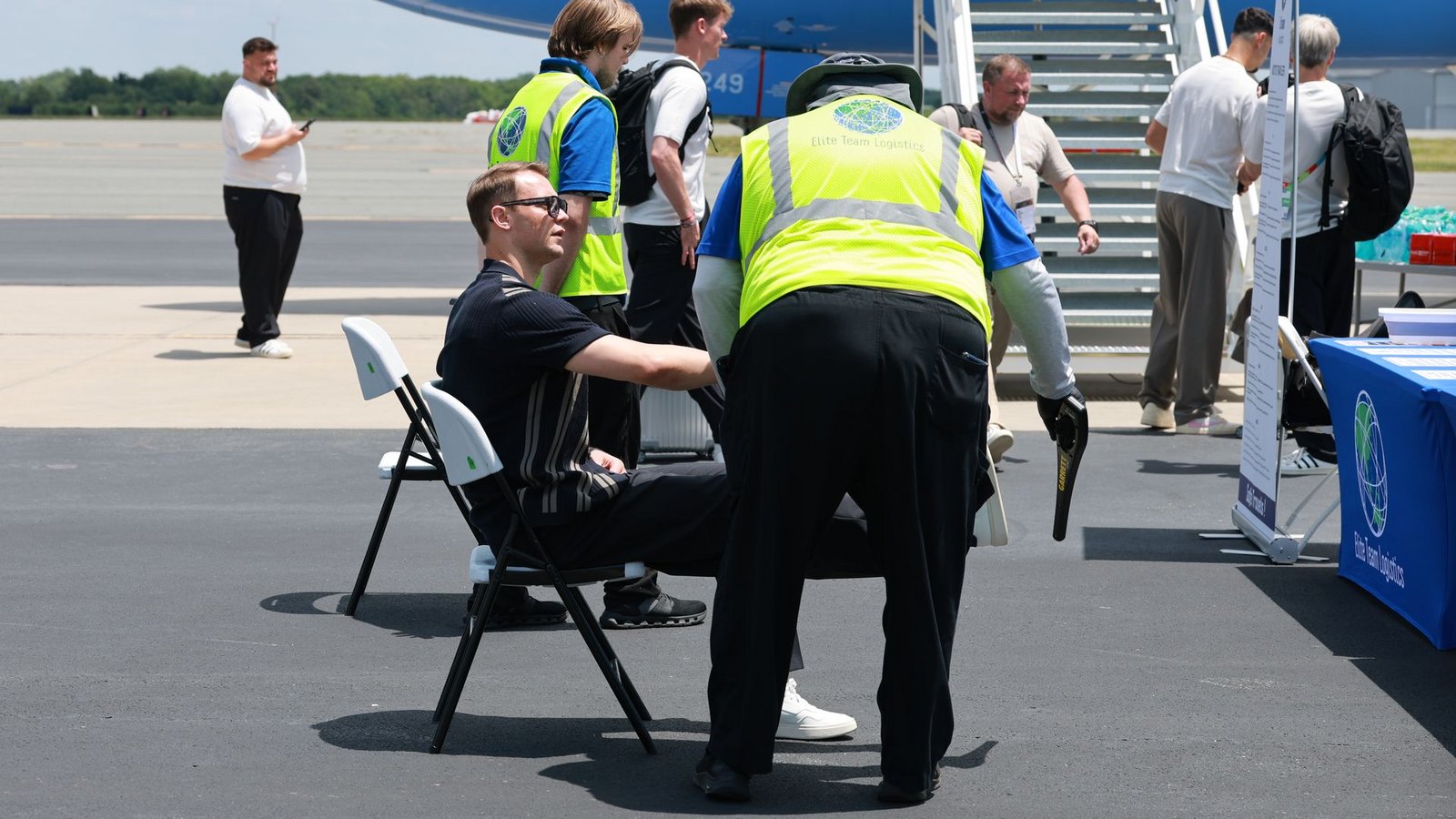 Manuel Neuer wird vor dem Abflug nach Houston kontrolliert.Foto: Jan Woitas/dpa