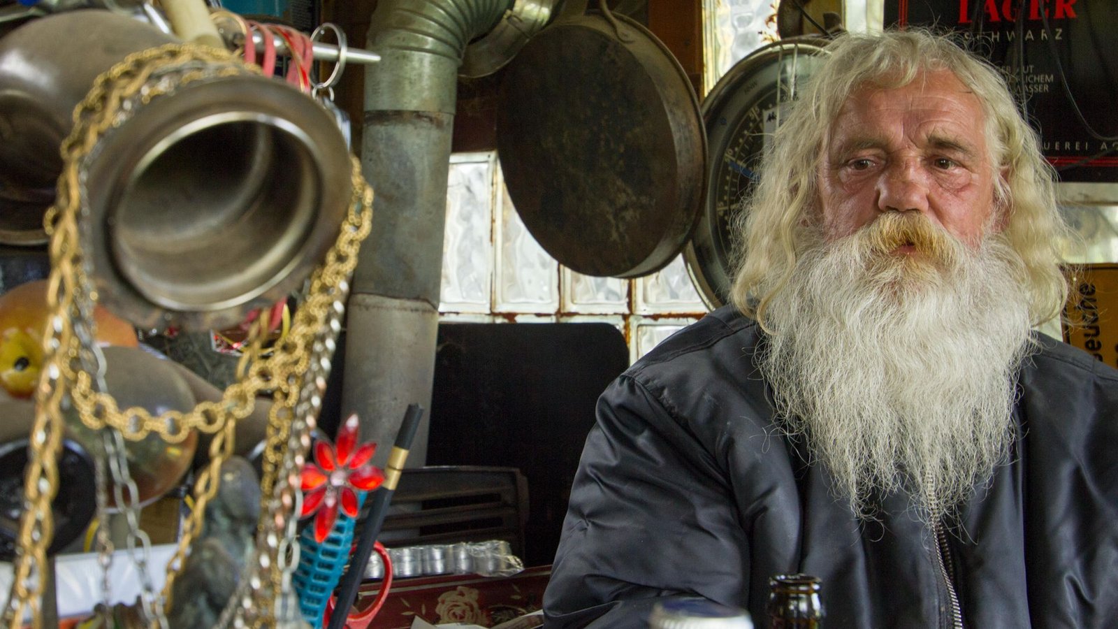 Robert Bachinger in seinem Wagen, umgeben von seinem Altmetall und seiner KunstFoto: /Helmut Moßner Robert Bachinger in seinem Wagen, umgeben von seinem Altmetall und seiner KunstFoto: /Helmut Moßner