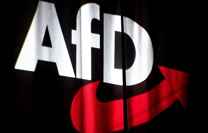 Das Logo der AfD auf einen Vorhang projeziert – Politiker von SPD und Union warnen vor einer Stimmabgabe für die AfD (Symbolfoto).<span class='image-autor'>Foto: dpa/Sina Schuldt</span>