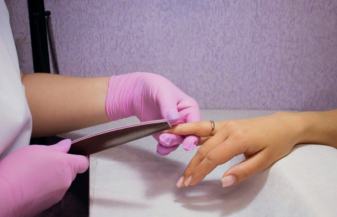 Gel- und Acrylnägel können gut aussehen. Doch ab wie viel Jahren ist eine Modellage erlaubt?<span class='image-autor'>Foto: Anna Pozdnyakova / shutterstock.com</span>