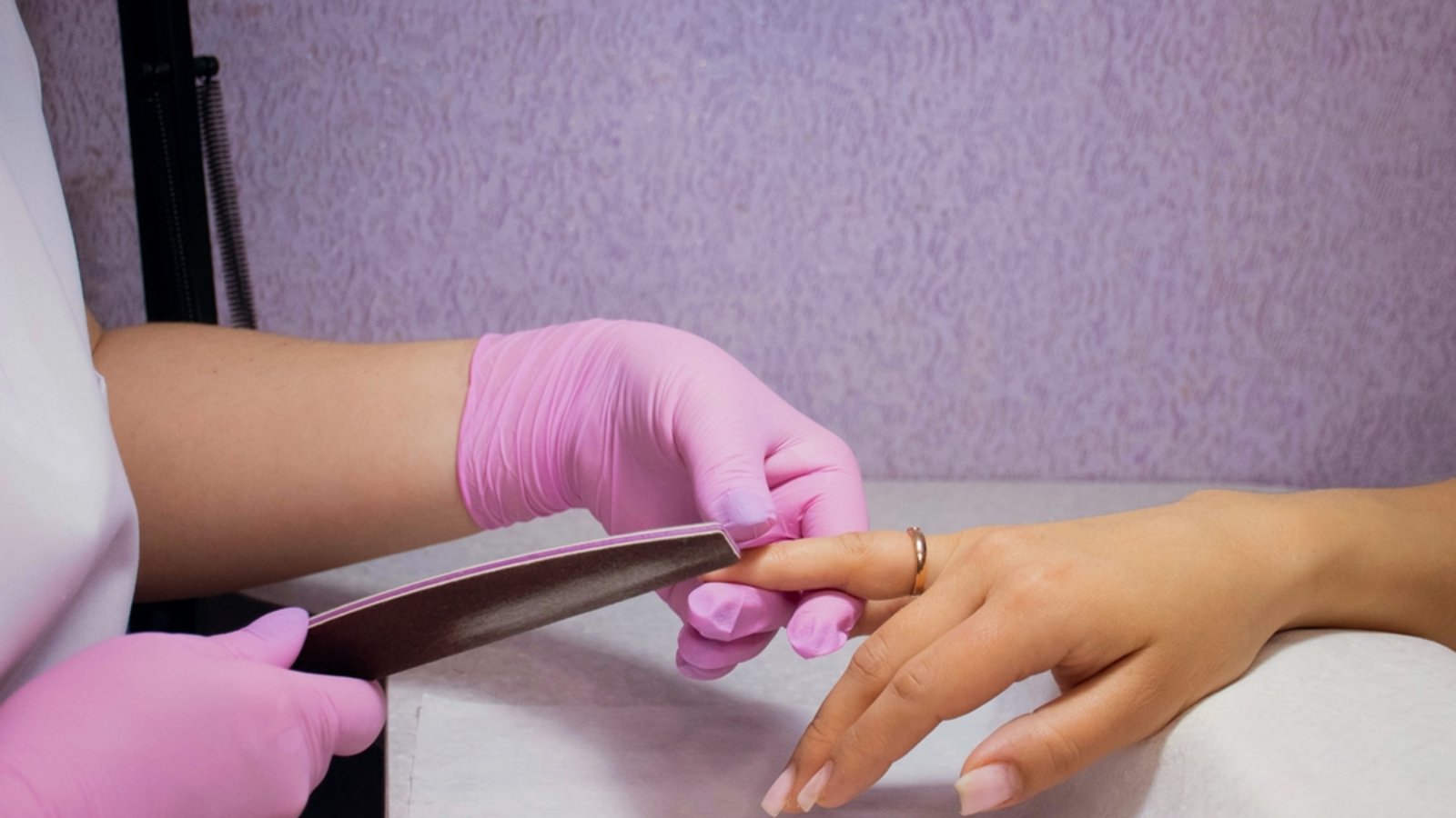 Gel- und Acrylnägel können gut aussehen. Doch ab wie viel Jahren ist eine Modellage erlaubt?Foto: Anna Pozdnyakova / shutterstock.com Gel- und Acrylnägel können gut aussehen. Doch ab wie viel Jahren ist eine Modellage erlaubt?Foto: Anna Pozdnyakova / shutterstock.com