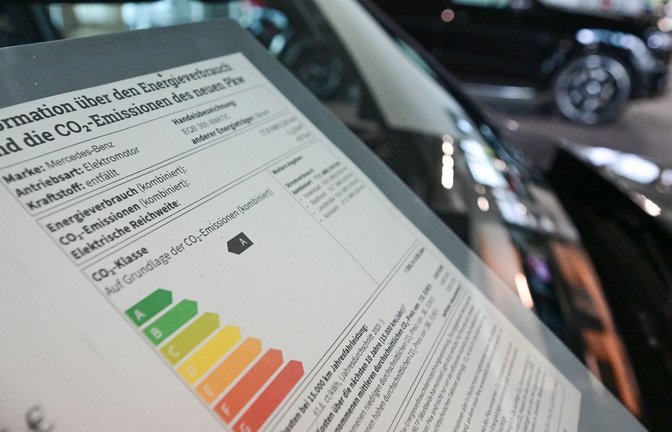 Verbraucher sollen beim Autokauf mit einem neuen Pkw-Label künftig unter anderem besser über den Verbrauch und die Emissionen ihres potenziellen Neuwagens informiert werden.<span class='image-autor'>Foto: Bernd Weißbrod/dpa</span>