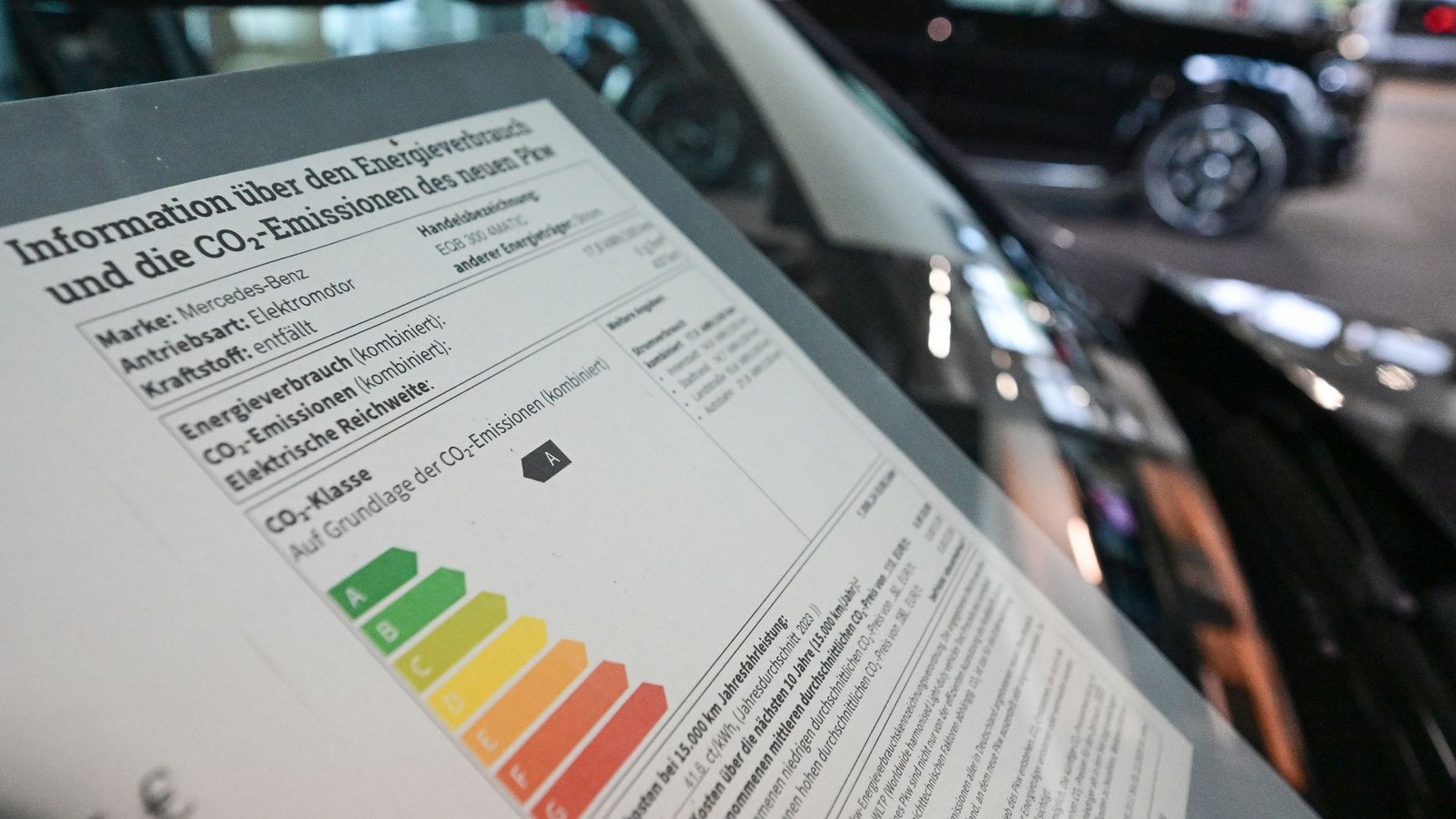 Verbraucher sollen beim Autokauf mit einem neuen Pkw-Label künftig unter anderem besser über den Verbrauch und die Emissionen ihres potenziellen Neuwagens informiert werden.Foto: Bernd Weißbrod/dpa