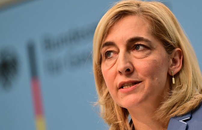 Stellt manche Vorgaben für Pflegeheime in Frage: Gesundheitsministerin Warken. (Foto Archiv)<span class='image-autor'>Foto: Sebastian Gollnow/dpa</span>