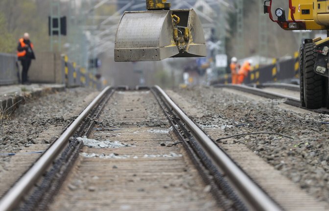 Sanierung einer Bahnbrücke – der aufgelaufene Investitionsstau ist enorm.<span class='image-autor'>Foto: dpa/Jan Woitas</span>