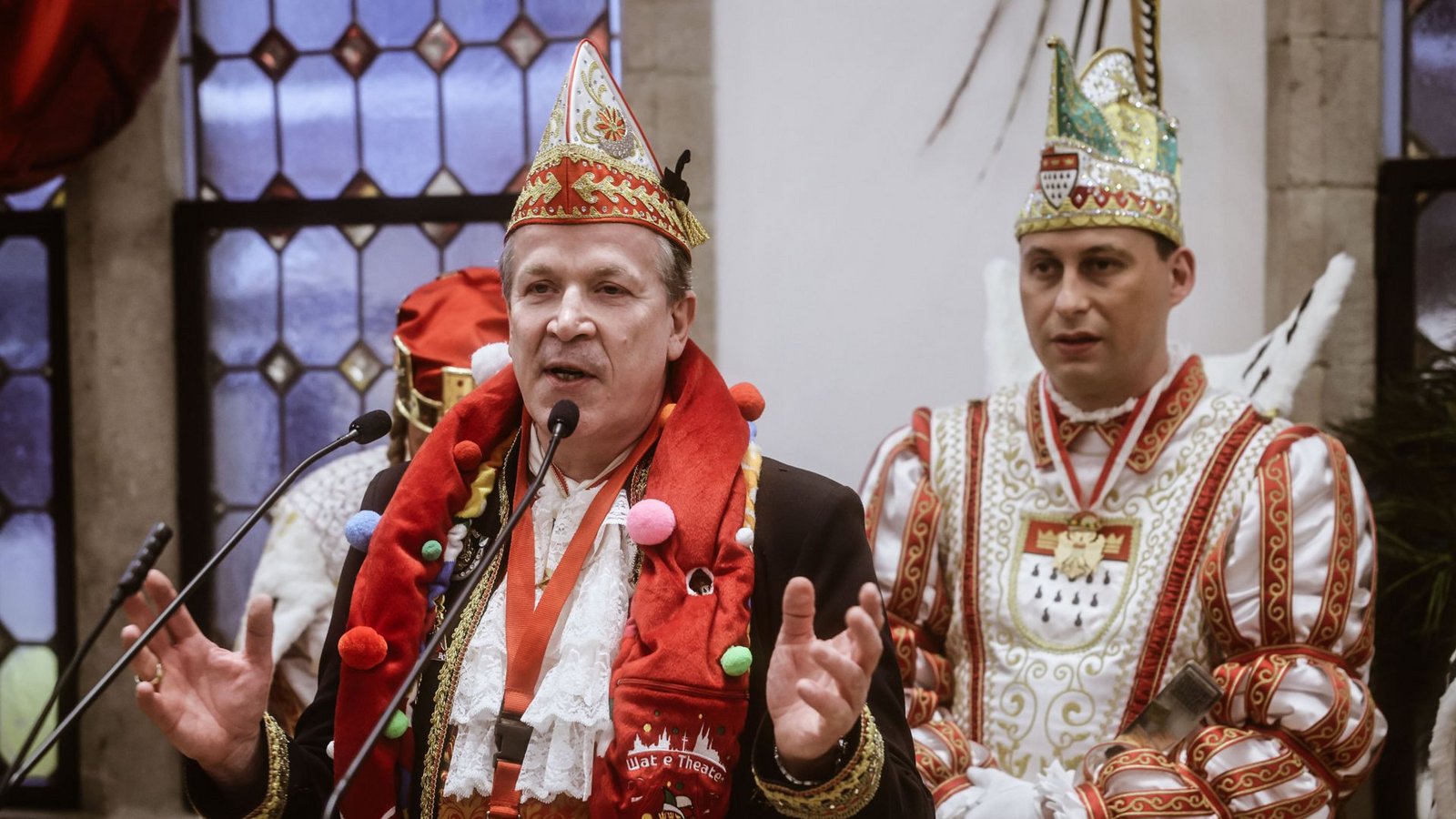 Christoph Kuckelkorn (l), Präsident des Festkomitee Kölner Karneval spricht im Rathaus beim Empfang für das Dreigestirn.Foto: dpa/Oliver Berg