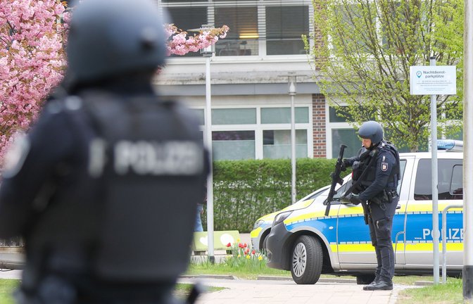 Am Freitag sicherten bewaffnete Polizisten die Klinik in Pinneberg während der Durchsuchung. (Archivbild)<span class='image-autor'>Foto: Bodo Marks/dpa</span>