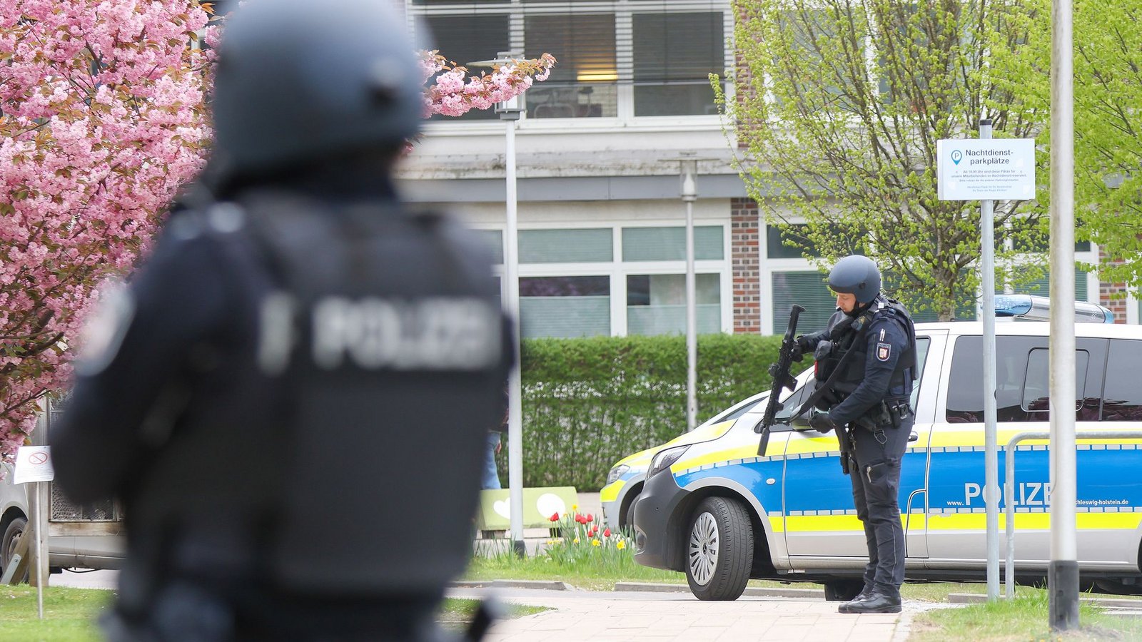 Am Freitag sicherten bewaffnete Polizisten die Klinik in Pinneberg während der Durchsuchung. (Archivbild)Foto: Bodo Marks/dpa