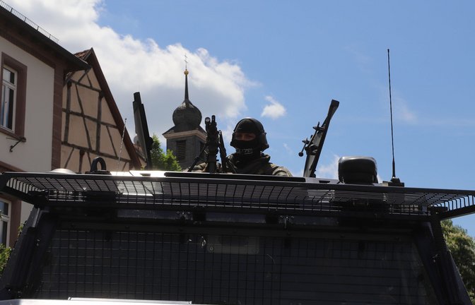 Ein SEK-Beamter überwacht auf diesem Symbolfoto aus einem gepanzerten Fahrzeug den Zugriff seiner Kollegen.<span class='image-autor'>Foto: StZN/Feyder</span>