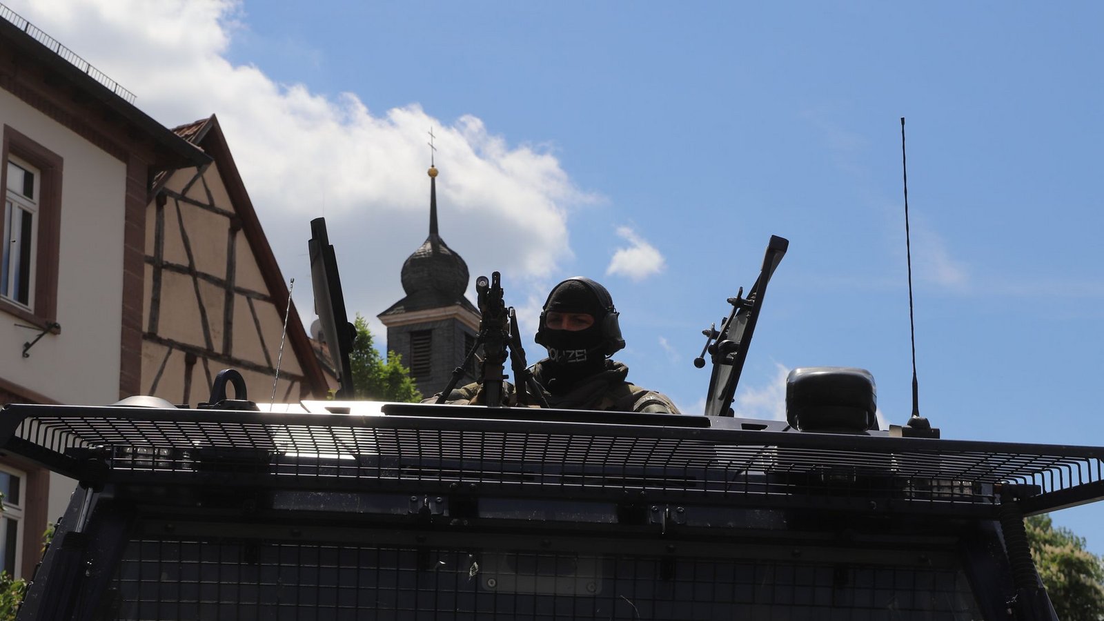 Ein SEK-Beamter überwacht auf diesem Symbolfoto aus einem gepanzerten Fahrzeug den Zugriff seiner Kollegen.Foto: StZN/Feyder