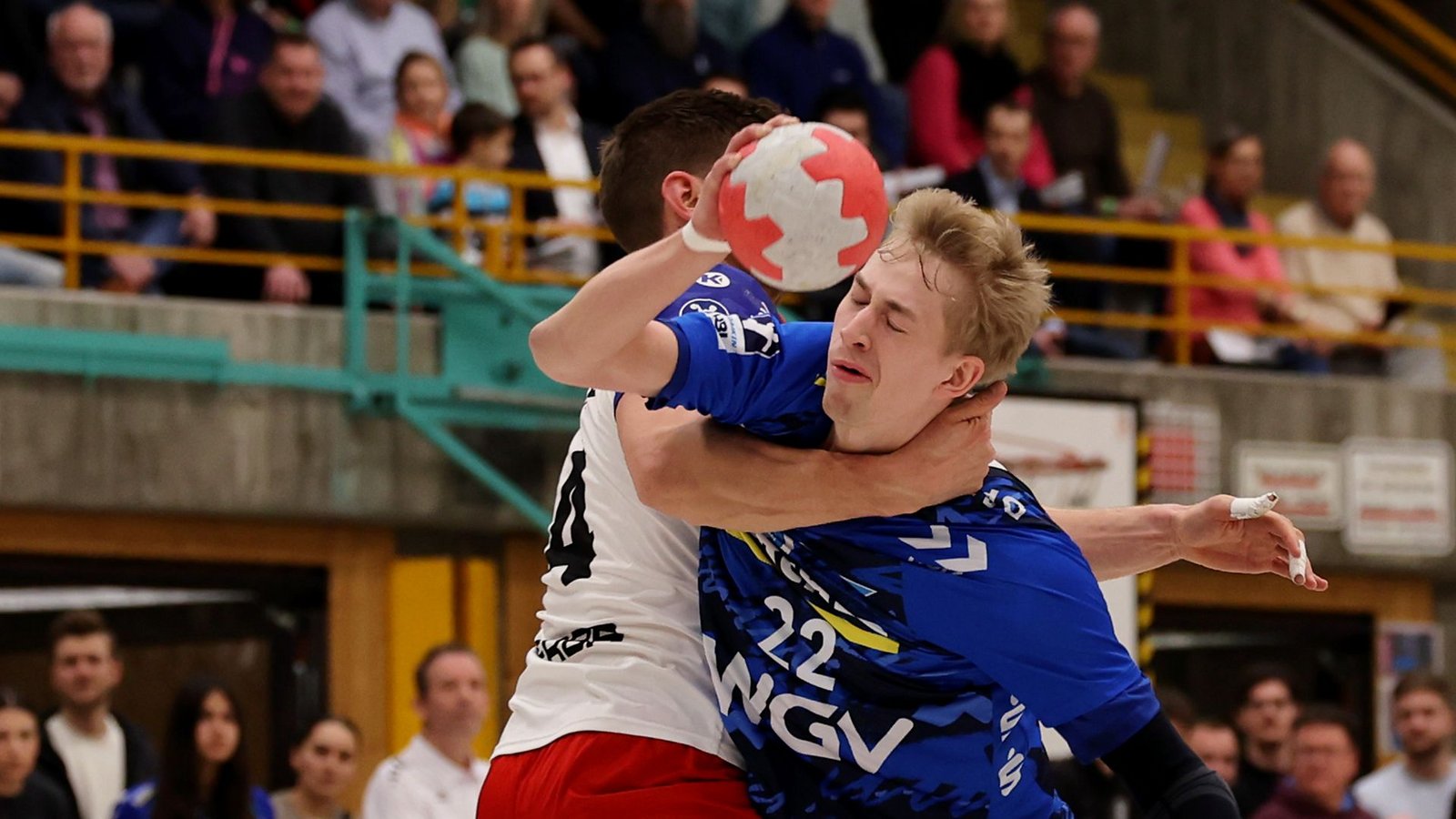 TVB-Spielmacher Torben Matzken wird gestoppt.Foto: Pressefoto Baumann TVB-Spielmacher Torben Matzken wird gestoppt.Foto: Pressefoto Baumann