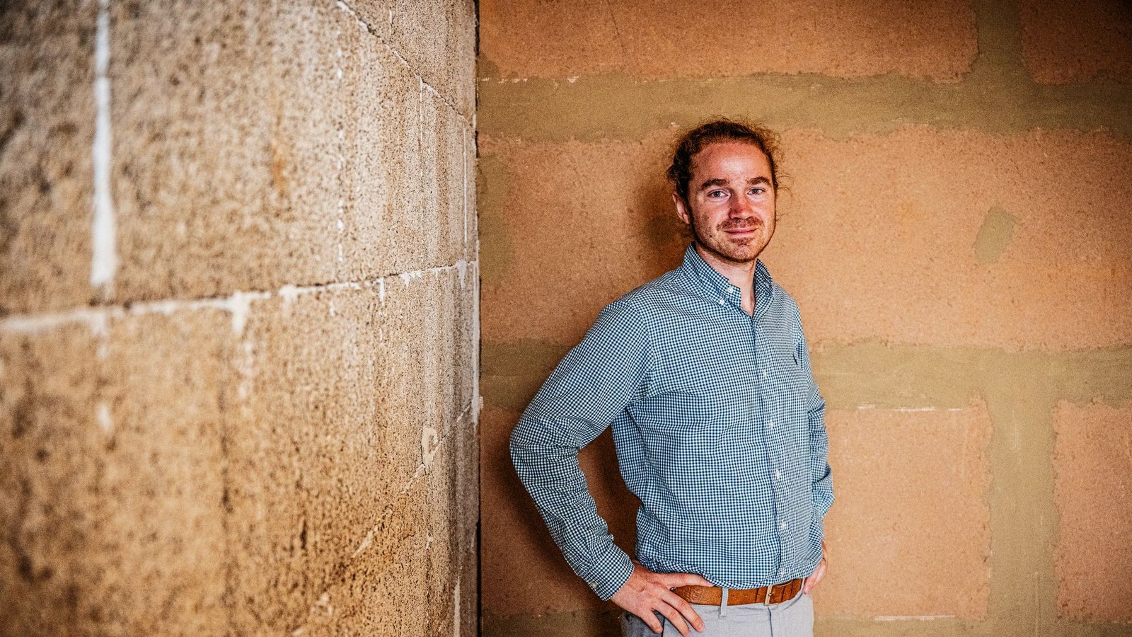 Henrik Pauly im Hanfhaus in Tübingen. Auf der linken Wand sind die Bausteine aus Hanfkalk zu erkennen, die rechte Seite wurde bereits mit Trockenbauplatten aus Lehm verputzt.Foto: Andreas Reiner Henrik Pauly im Hanfhaus in Tübingen. Auf der linken Wand sind die Bausteine aus Hanfkalk zu erkennen, die rechte Seite wurde bereits mit Trockenbauplatten aus Lehm verputzt.Foto: Andreas Reiner