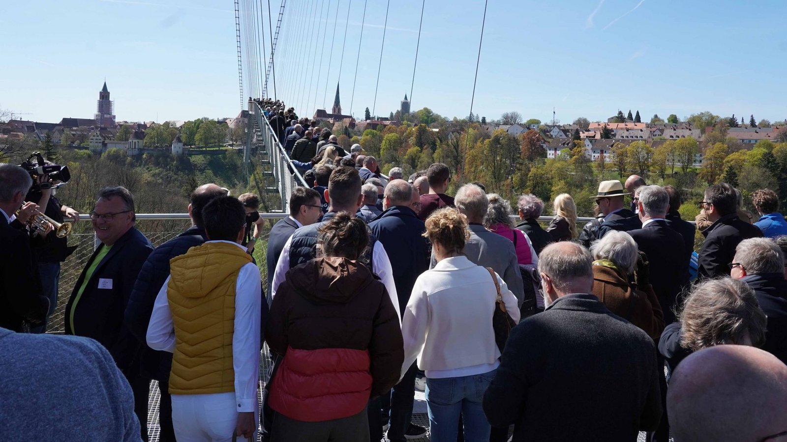 Kurz nachdem die Brücke freigegeben war, ...Foto: Andreas Rosar Fotoagentur-Stuttg Kurz nachdem die Brücke freigegeben war, ...Foto: Andreas Rosar Fotoagentur-Stuttg