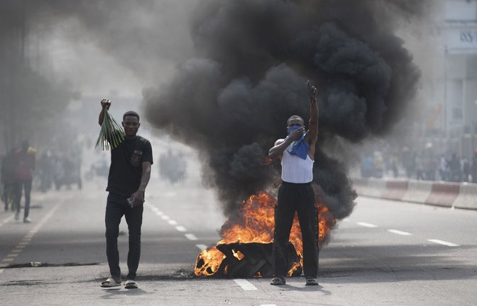 In der kongolesischen Hauptstadt Kinshasa protestieren Menschen gegen den Vormarsch der Rebellen, die Ruanda unterstützt.<span class='image-autor'>Foto: AP/Samy Ntumba Shambuyi</span>