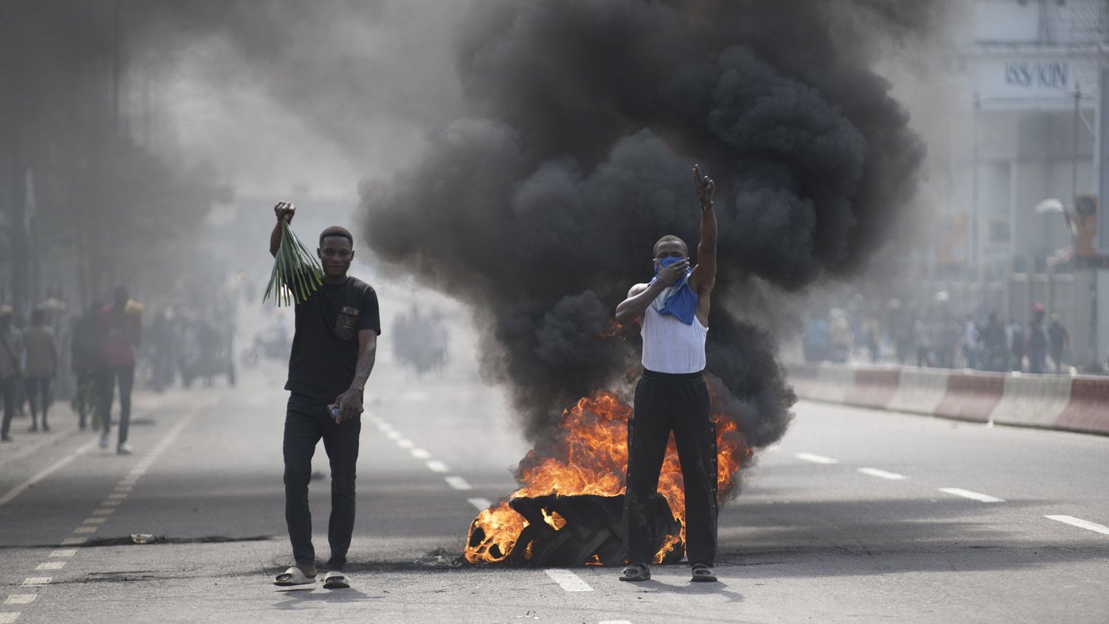 In der kongolesischen Hauptstadt Kinshasa protestieren Menschen gegen den Vormarsch der Rebellen, die Ruanda unterstützt.Foto: AP/Samy Ntumba Shambuyi