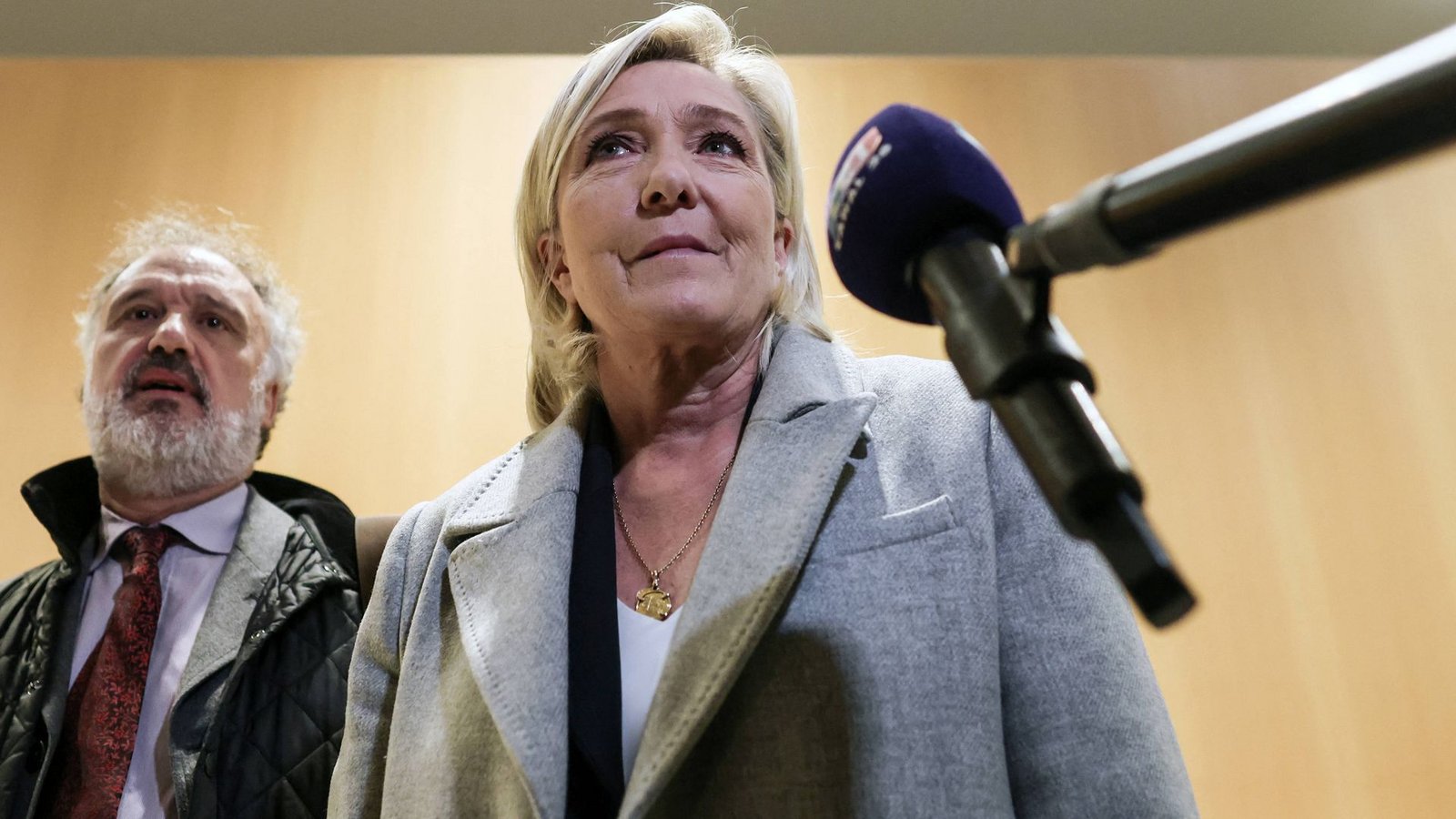 Le Pen mit ihrem Anwalt beim Prozessauftakt.Foto: IMAGO/Bestimage/IMAGO/Stephane Lemouton Le Pen mit ihrem Anwalt beim Prozessauftakt.Foto: IMAGO/Bestimage/IMAGO/Stephane Lemouton