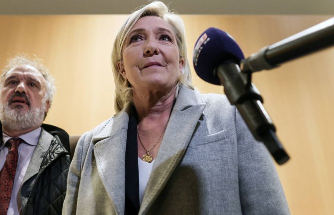 Le Pen mit ihrem Anwalt beim Prozessauftakt.<span class='image-autor'>Foto: IMAGO/Bestimage/IMAGO/Stephane Lemouton</span>