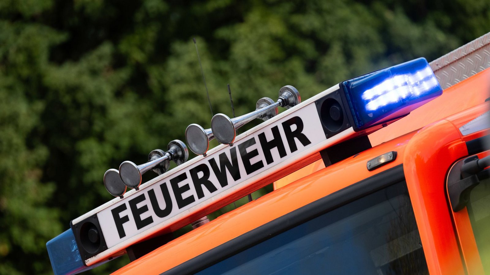 Die Feuerwehr war mit 19 Einsatzkräften vor Ort. (Symbolbild)Foto: dpa/Marijan Murat