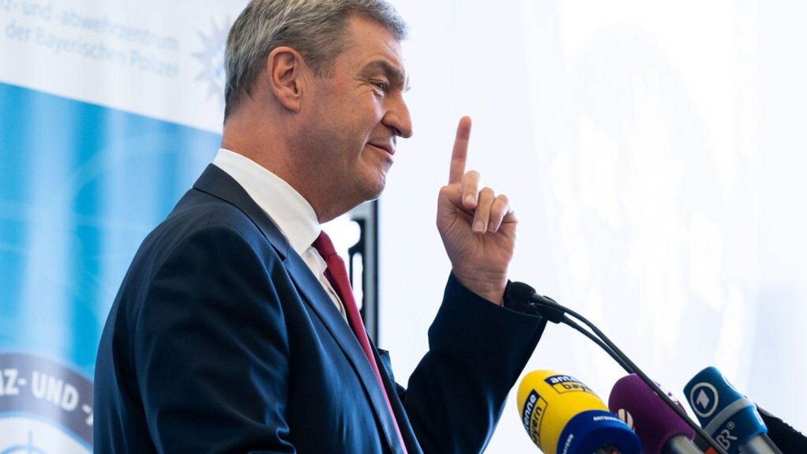 Oberlehrer Markus Söder: Der CSU-Chef und bayerische Ministerpräsident verordnet den Schulen im Freistaat eine patriotische Singstunde - Hymnen werden Pflicht.Foto: Bihlmayer, Michael /actionpress Oberlehrer Markus Söder: Der CSU-Chef und bayerische Ministerpräsident verordnet den Schulen im Freistaat eine patriotische Singstunde - Hymnen werden Pflicht.Foto: Bihlmayer, Michael /actionpress