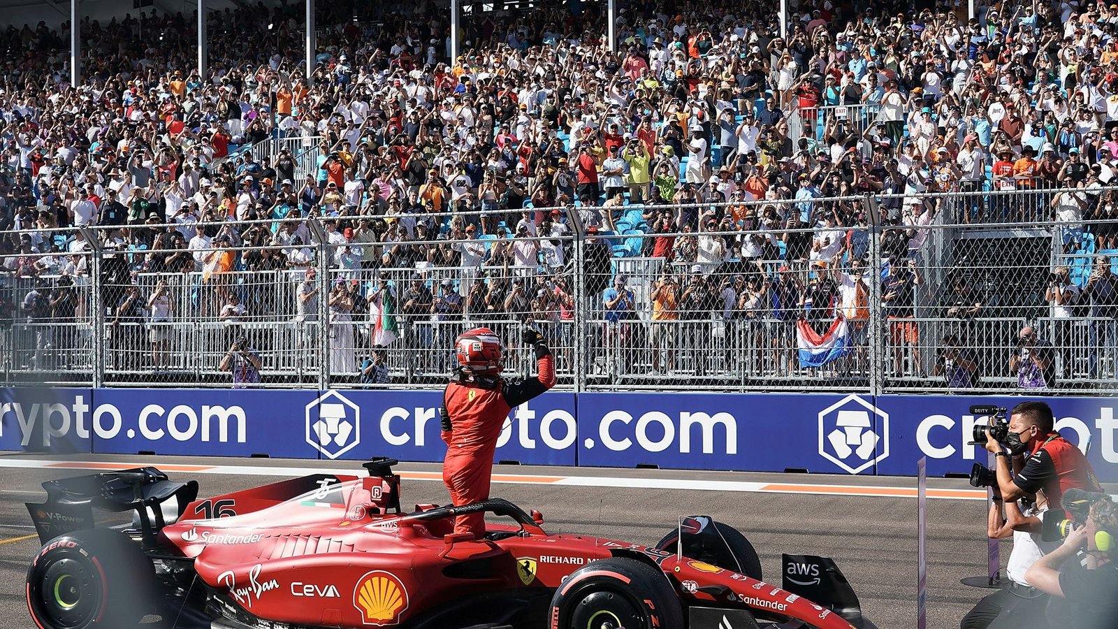 Ferrari-Pilot Charles Leclerc hat sich in Miami die Pole Position gesichert.Foto: Hasan Bratic/dpa