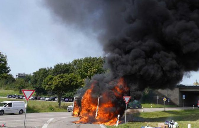 Neben der Autobahn Ausfahrt bei Bretzfeld im Hohenlohekreis ist ein Transporter voll ausgebrannt.<span class='image-autor'>Foto: Andreas Rosar Fotoagentur-Stuttgart</span>