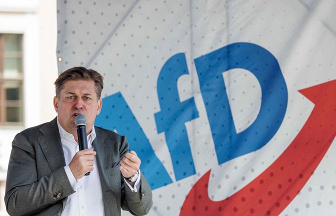 Am ersten Mai trat Europa-Spitzenkandidat der AfD Maximilian Krah erstmals nach seiner Wahlkampf-Pause wieder öffentlich in Dresden auf.<span class='image-autor'>Foto: AFP/JENS SCHLUETER</span>