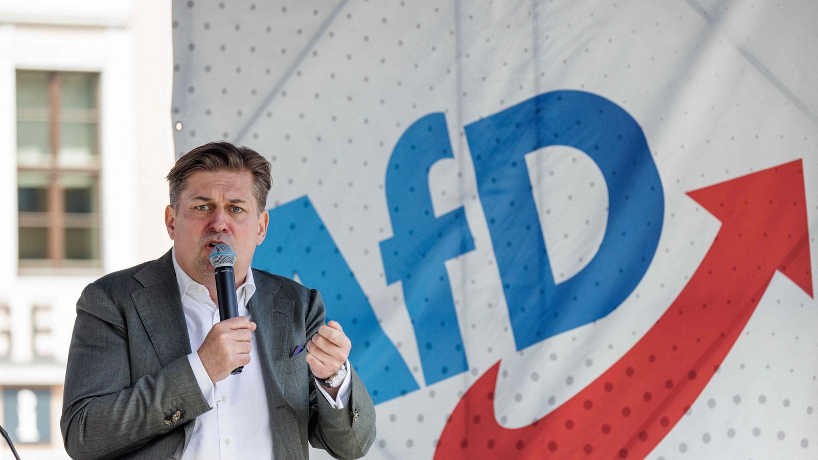 Am ersten Mai trat Europa-Spitzenkandidat der AfD Maximilian Krah erstmals nach seiner Wahlkampf-Pause wieder öffentlich in Dresden auf.Foto: AFP/JENS SCHLUETER