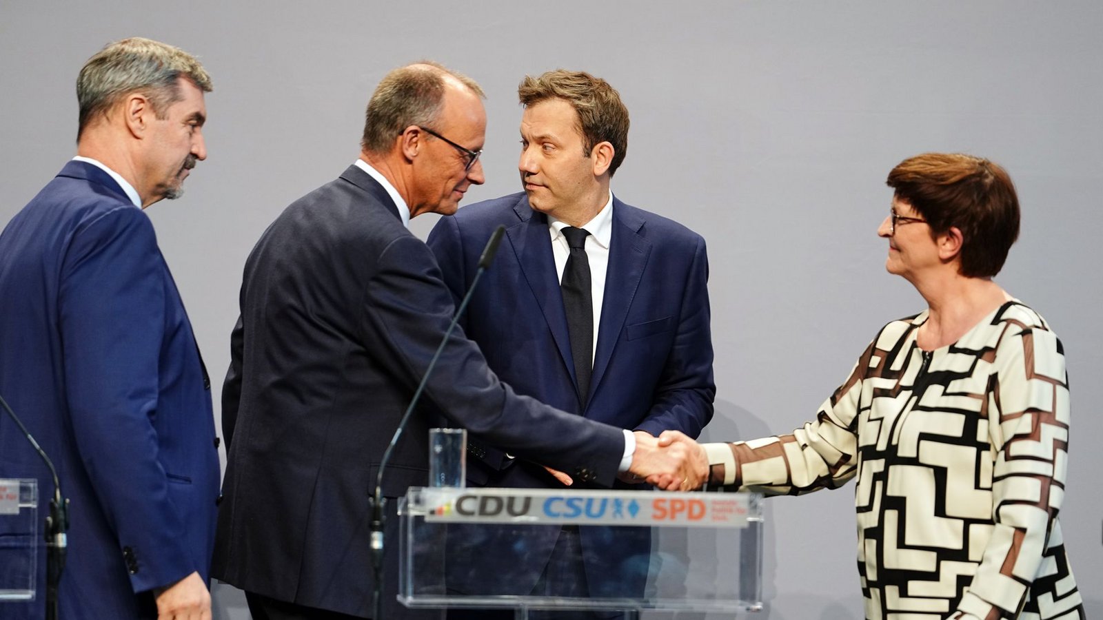 Hand drauf: Die Spitzen der kommenden Koalition bei der Vorstellung des Koalitionsvertrags.Foto: dpa/Kay Nietfeld Hand drauf: Die Spitzen der kommenden Koalition bei der Vorstellung des Koalitionsvertrags.Foto: dpa/Kay Nietfeld