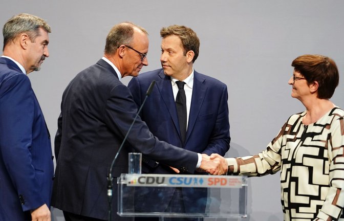 Hand drauf: Die Spitzen der kommenden Koalition bei der Vorstellung des Koalitionsvertrags.<span class='image-autor'>Foto: dpa/Kay Nietfeld</span>