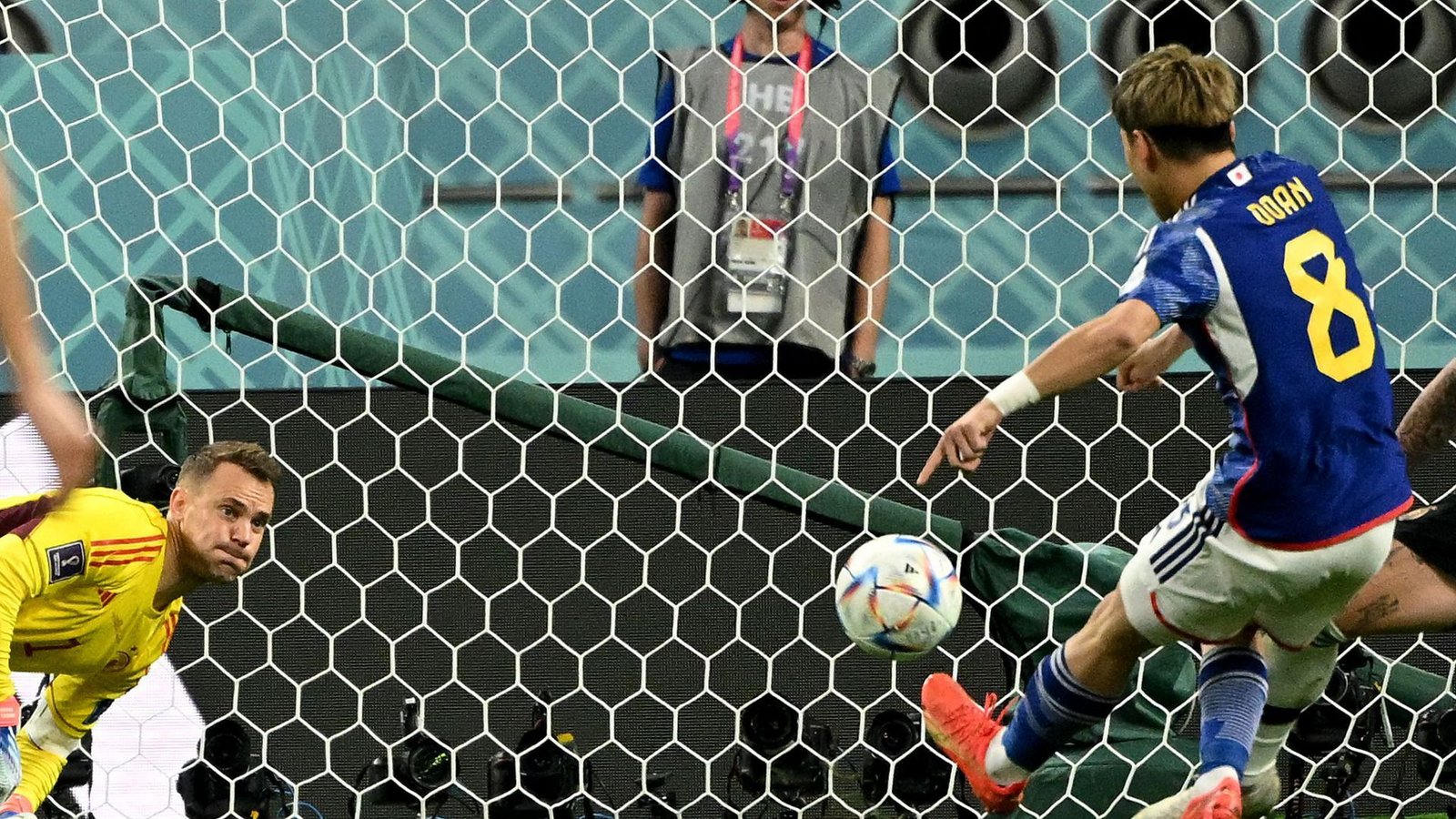 In der 75. Minute klingelt es dann im Kasten von Manuel Neuer. Der Freiburger Ritsu Doan netzt zum Ausgleich ein ...Foto: AFP/INA FASSBENDER