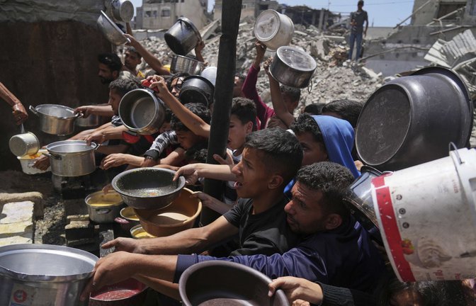 Palästinenser stehen für Lebensmittel im nördlichen Gazastreifen an.<span class='image-autor'>Foto: Jehad Alshrafi/AP/dpa/Jehad Alshrafi</span>