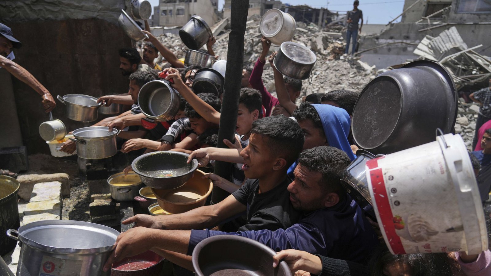 Palästinenser stehen für Lebensmittel im nördlichen Gazastreifen an.Foto: Jehad Alshrafi/AP/dpa/Jehad Alshrafi Palästinenser stehen für Lebensmittel im nördlichen Gazastreifen an.Foto: Jehad Alshrafi/AP/dpa/Jehad Alshrafi