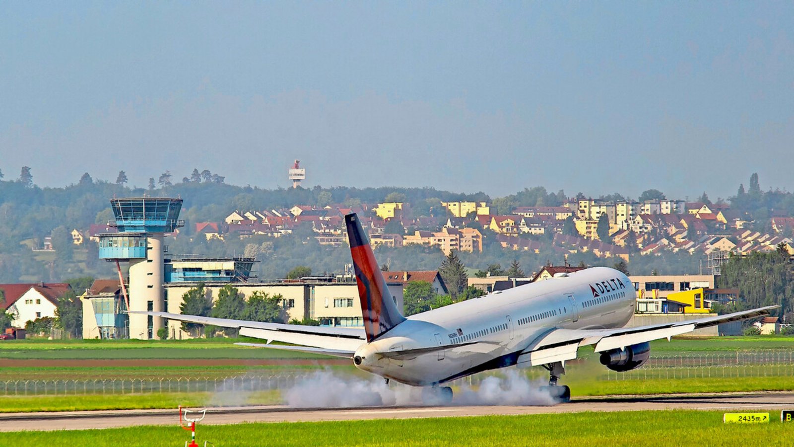 Eine Boeing 767 von Delta – dieses Bild ist bald Geschichte.Eine Boeing 767 von Delta bei der Landung – dieses Bild wird es nicht mehr geben.Foto: Flughafen Stuttgart/Bianca Renz