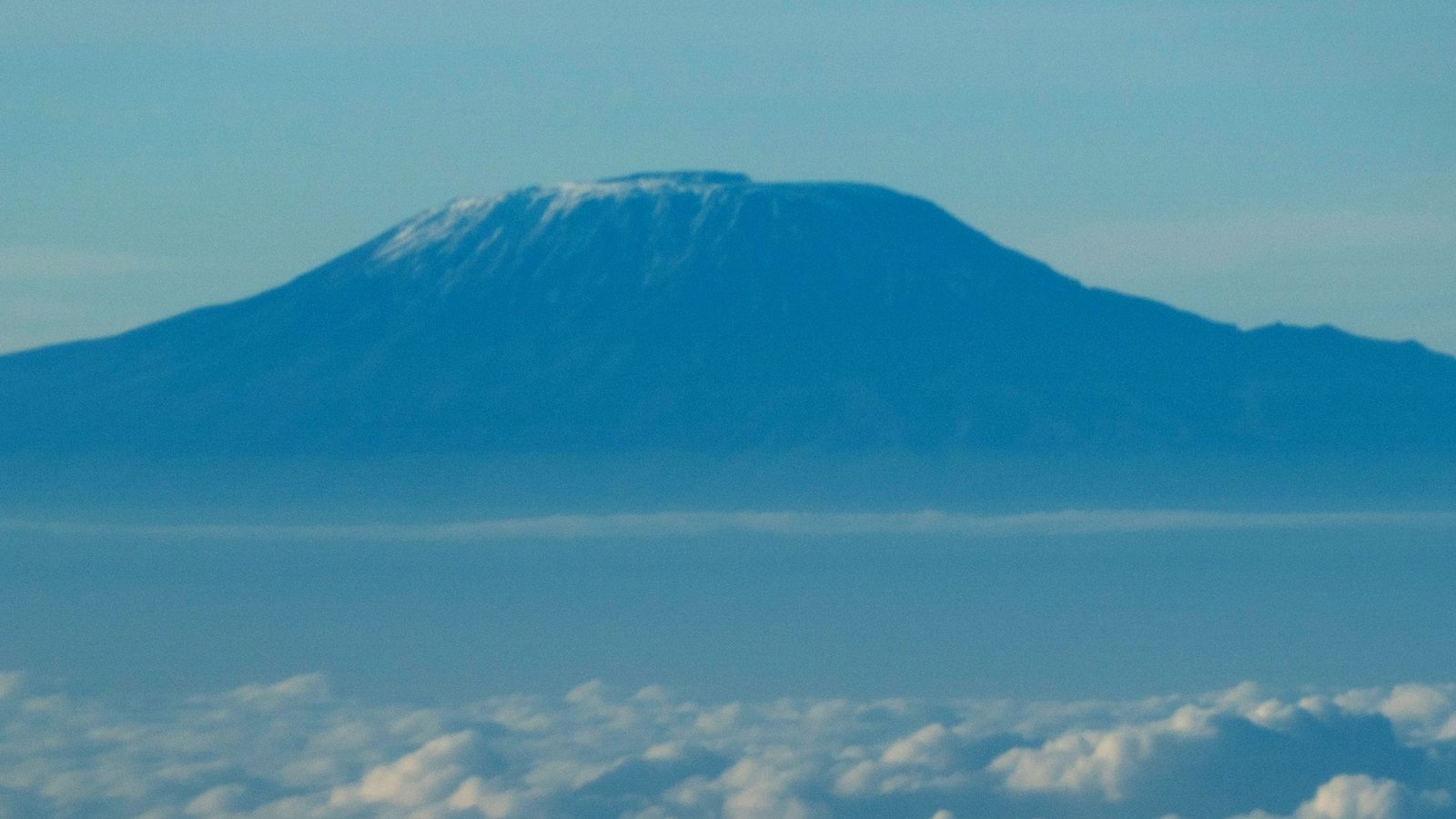 Der Kilimandscharo ist mit seinen 5895 Metern der höchste Berg Afrikas und ein populäres Ziel für Wanderer und Bergsteiger.Foto: Xie Jianfei/XinHua/dpa/Xie Jianfei