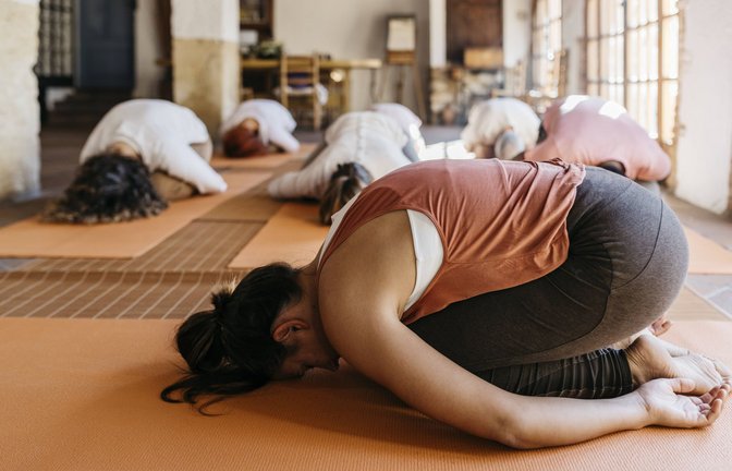 Das Ziel von Yoga ist, Körper, Geist und Seele in Einklang zu bringen. Dabei muss man jedoch einige Dinge beachten (Symbolbild)<span class='image-autor'>Foto: imago images/Westend61/Josep Rovirosa</span>