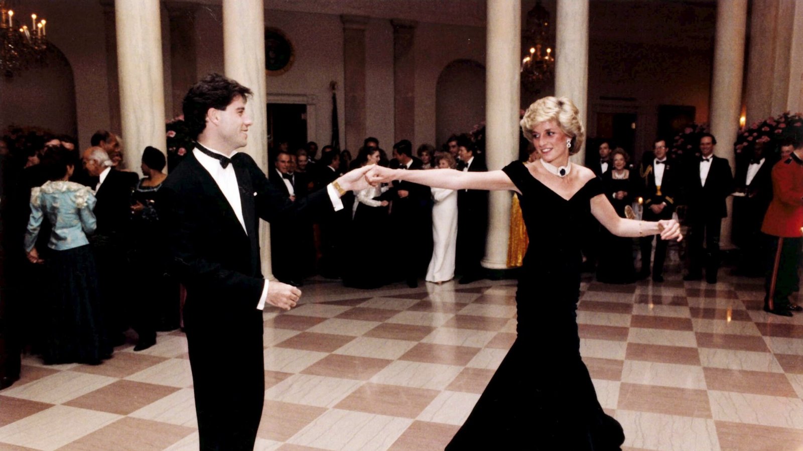 Archivfoto vom November 1985, das Diana beim Tanzen mit dem Hollywood-Schauspieler John Travolta während einer Feier im Weißen Haus im Jahr 1985 zeigt, die vom damaligen US-Präsidenten Ronald Reagan und seiner Frau Nancy ausgerichtet wurde. Das Kleid wurde 1997 für wohltätige Zwecke für 100.000 Pfund Sterling versteigert. 2013 wurde es erneut versteigert: Für 240.000 Pfund Sterling.Foto: picture-alliance/ dpa/dpaweb | epa Courtesy Ronald Reagan Library