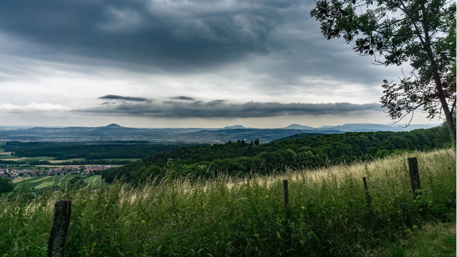 Vom Wanderweg unterhalb des Wasserberghauses hat man einen fantastischen Blick auf die drei Kaiserberge – und in diesem Fall auch auf Gewitterberge.Foto: Faltin Vom Wanderweg unterhalb des Wasserberghauses hat man einen fantastischen Blick auf die drei Kaiserberge – und in diesem Fall auch auf Gewitterberge.Foto: Faltin