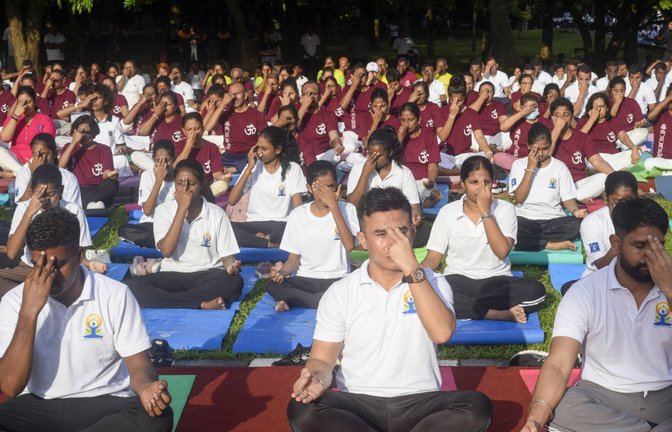 Yoga hat seine Wurzeln in Indien und ist dort in seiner modernen Form auch heute eine Massenbewegung..<span class='image-autor'>Foto: IMAGO/Akila Jayawardena</span>