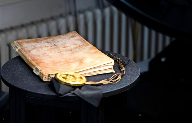 Die Goldene Bulle ist das wertvollste Exponat, das gescannt wird.<span class='image-autor'>Foto: Lichtgut/Leif Piechowski</span>