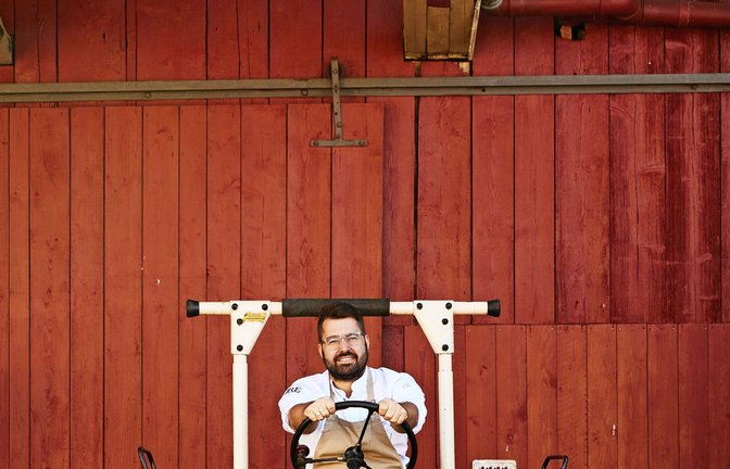 Kommt aus einer Familie von Landwirten und Gastronomen und betreibt heute ein Sternerestaurant: Andreas  Widmann,  stark am Herd und auf dem Traktor<span class='image-autor'>Foto: &nbsp;</span>