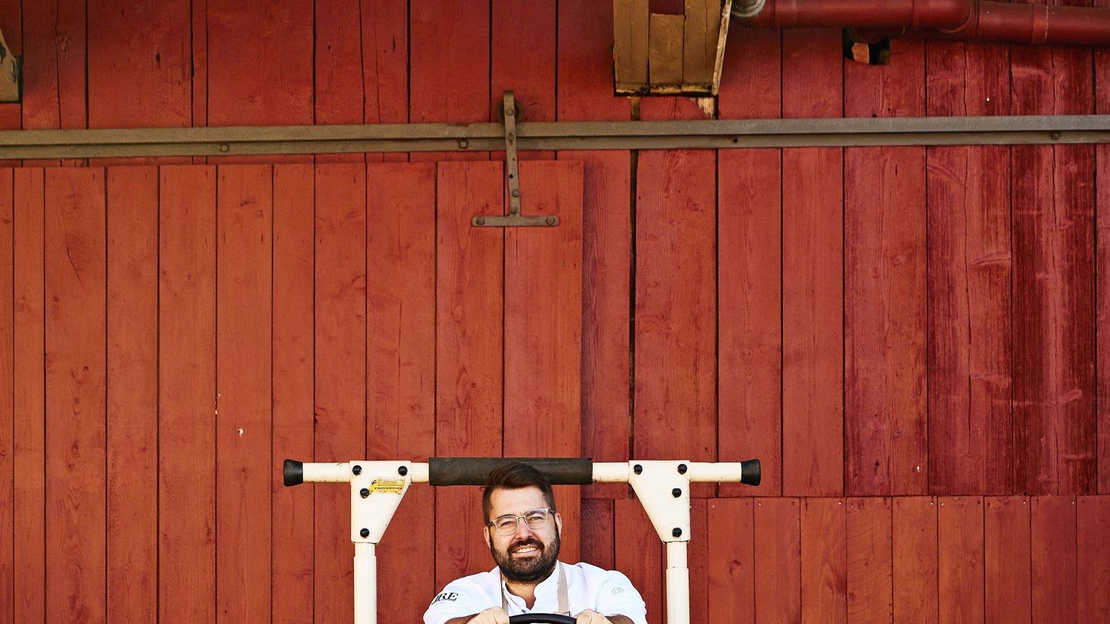 Kommt aus einer Familie von Landwirten und Gastronomen und betreibt heute ein Sternerestaurant: Andreas Widmann, stark am Herd und auf dem TraktorFoto: Kommt aus einer Familie von Landwirten und Gastronomen und betreibt heute ein Sternerestaurant: Andreas Widmann, stark am Herd und auf dem TraktorFoto: 