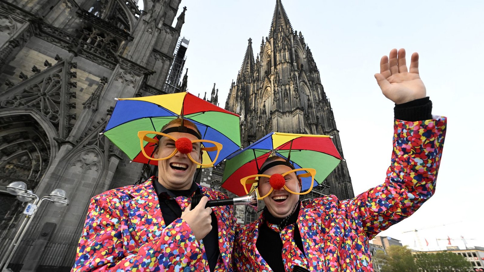 Köln – Karnevalisten feiern vor dem Dom: Der Kölner Karneval ist ein rheinisches Volksfest, das jährlich von Millionen Menschen gefeiert wird. Er wird mundartlich auch Fastelovend oder Fasteleer genannt.Foto: Roberto Pfeil/dpa Köln – Karnevalisten feiern vor dem Dom: Der Kölner Karneval ist ein rheinisches Volksfest, das jährlich von Millionen Menschen gefeiert wird. Er wird mundartlich auch Fastelovend oder Fasteleer genannt.Foto: Roberto Pfeil/dpa